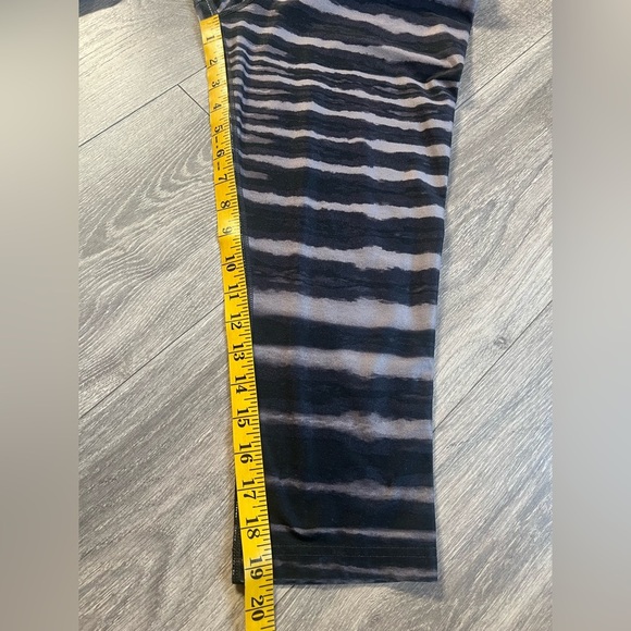 Nike Recycled Dri - Fit Black and Gray Tiger Stripe Capri Leggings. Size M - Picture 14 of 14